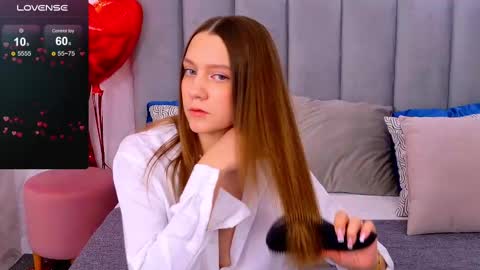 Snapshot of alice_charmy chatting on February 19, 12:00 pm Alice in Wonderland online show from February 19, 12:00 pm