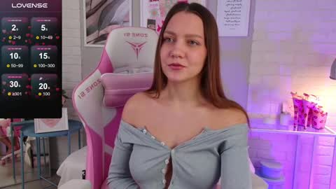 Snapshot of alice_charmy chatting on March 1, 11:39 am Alice in Wonderland online show from March 1, 11:39 am