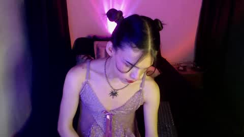 alice_m00nn online show from December 10, 9:01 am