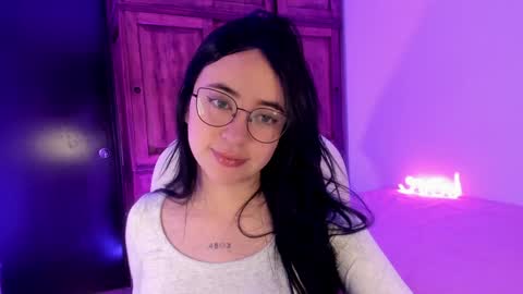 Snapshot of alicee_2 chatting on February 4, 5:12 pm Aliceee .. 97YP9VWGZHrefnav wishlist lists 1 online show from February 4, 5:12 pm