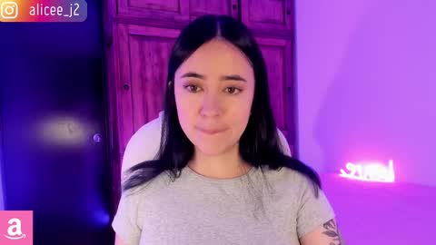 Snapshot of alicee_2 chatting on February 17, 10:07 am Aliceee .. 97YP9VWGZHrefnav wishlist lists 1 online show from February 17, 10:07 am