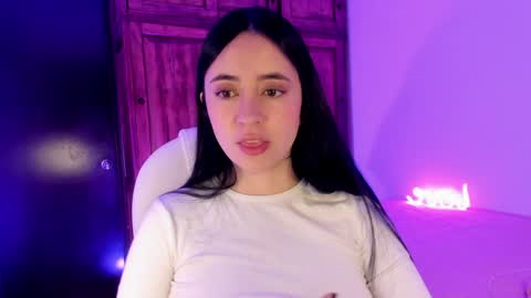 Snapshot of alicee_2 chatting on February 3, 7:52 pm Aliceee .. 97YP9VWGZHrefnav wishlist lists 1 online show from February 3, 7:52 pm