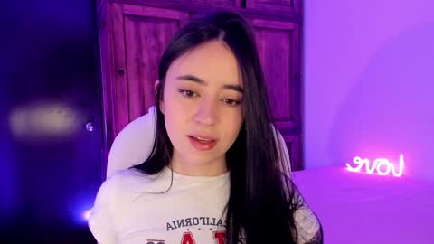 Snapshot of alicee_2 chatting on December 9, 5:08 pm Aliceee .. 97YP9VWGZHrefnav wishlist lists 1 online show from December 9, 5:08 pm
