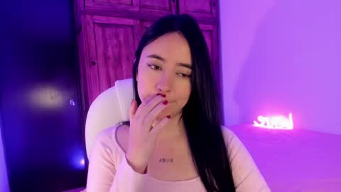 Snapshot of alicee_2 chatting on February 13, 12:11 pm Aliceee .. 97YP9VWGZHrefnav wishlist lists 1 online show from February 13, 12:11 pm