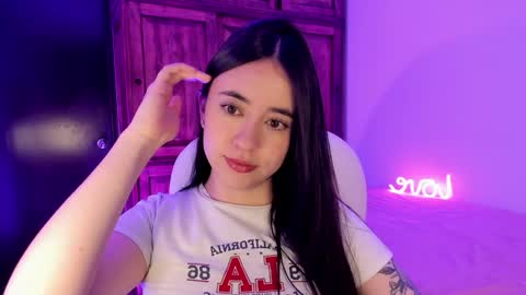 Snapshot of alicee_2 chatting on January 5, 9:14 pm Aliceee .. 97YP9VWGZHrefnav wishlist lists 1 online show from January 5, 9:14 pm