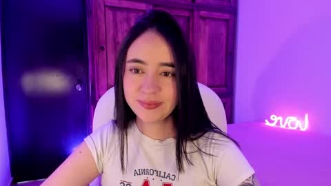 Snapshot of alicee_2 chatting on December 2, 7:11 pm Aliceee .. 97YP9VWGZHrefnav wishlist lists 1 online show from December 2, 7:11 pm