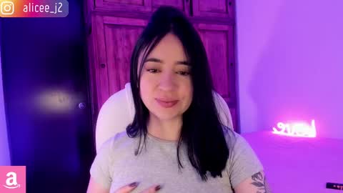 Snapshot of alicee_2 chatting on February 19, 5:06 pm Aliceee .. 97YP9VWGZHrefnav wishlist lists 1 online show from February 19, 5:06 pm