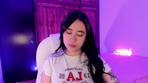 Snapshot of alicee_2 chatting on January 16, 1:03 pm Aliceee .. 97YP9VWGZHrefnav wishlist lists 1 online show from January 16, 1:03 pm