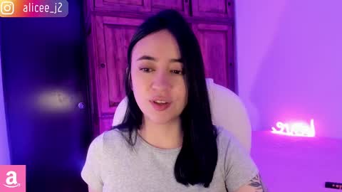Snapshot of alicee_2 chatting on February 17, 6:06 pm Aliceee .. 97YP9VWGZHrefnav wishlist lists 1 online show from February 17, 6:06 pm