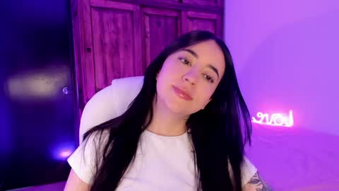 Snapshot of alicee_2 chatting on January 3, 8:22 pm Aliceee .. 97YP9VWGZHrefnav wishlist lists 1 online show from January 3, 8:22 pm
