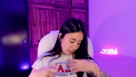 Snapshot of alicee_2 chatting on January 6, 12:16 am Aliceee .. 97YP9VWGZHrefnav wishlist lists 1 online show from January 6, 12:16 am
