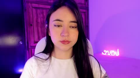 Snapshot of alicee_2 chatting on January 2, 8:46 pm Aliceee .. 97YP9VWGZHrefnav wishlist lists 1 online show from January 2, 8:46 pm