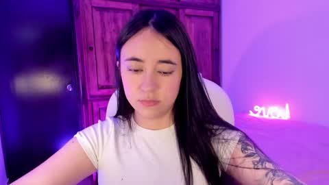 Snapshot of alicee_2 chatting on January 7, 8:10 pm Aliceee .. 97YP9VWGZHrefnav wishlist lists 1 online show from January 7, 8:10 pm