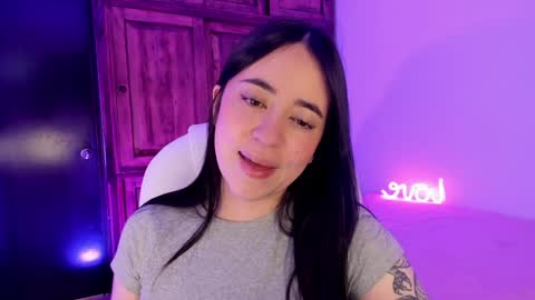 Snapshot of alicee_2 chatting on December 19, 8:13 pm Aliceee .. 97YP9VWGZHrefnav wishlist lists 1 online show from December 19, 8:13 pm