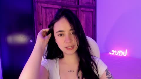 Snapshot of alicee_2 chatting on December 10, 9:00 pm Aliceee .. 97YP9VWGZHrefnav wishlist lists 1 online show from December 10, 9:00 pm