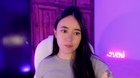 Snapshot of alicee_2 chatting on January 6, 4:13 pm Aliceee .. 97YP9VWGZHrefnav wishlist lists 1 online show from January 6, 4:13 pm