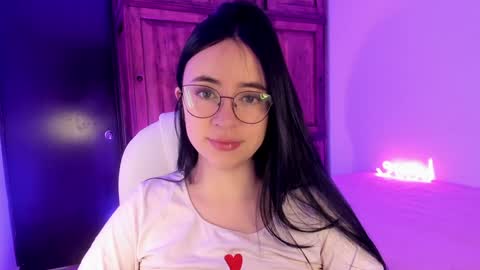 Snapshot of alicee_2 chatting on February 5, 4:36 pm Aliceee .. 97YP9VWGZHrefnav wishlist lists 1 online show from February 5, 4:36 pm