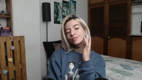 alicee_logan_ online show from April 19, 3:29 am