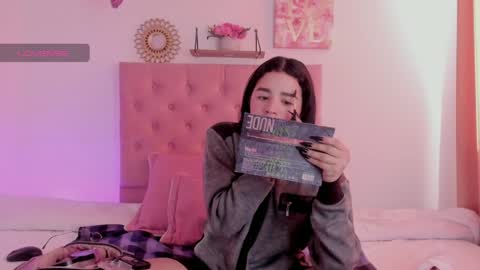 aliice_walker_ online show from December 5, 12:17 pm
