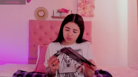 aliice_walker_ online show from December 6, 12:22 pm