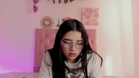aliice_walker_ online show from December 6, 3:28 pm