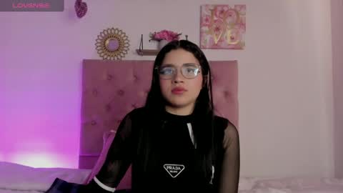 aliice_walker_ online show from December 5, 6:39 pm