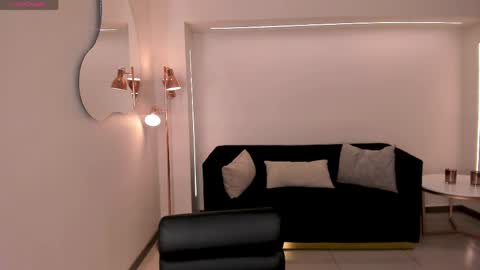 alinakravitz_ online show from May 5, 6:46 pm