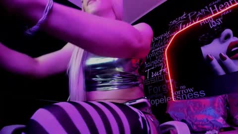 Snapshot of alishaa_nixx chatting on September 17, 3:54 am alishaa_nixx online show from September 17, 3:54 am
