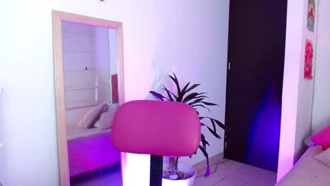 alissesallie_ online show from January 19, 11:10 pm