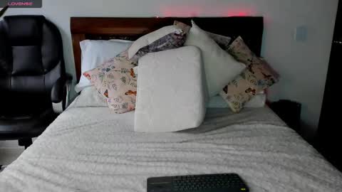 Andrea..... online show from November 5, 5:15 pm