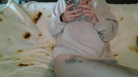 alliebearx online show from June 1, 1:29 am