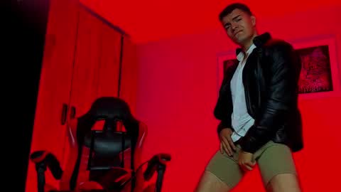 Snapshot of alpha_dominus_ chatting on September 13, 4:04 am alpha_dominus_ online show from September 13, 4:04 am
