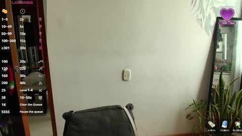 alyssia wolds online show from October 6, 12:34 pm