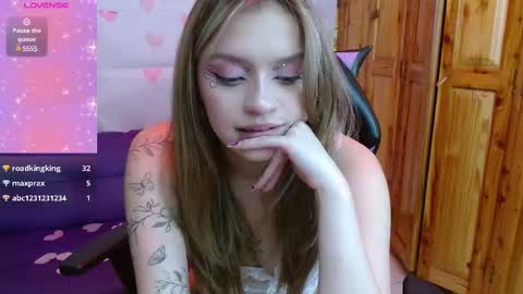 Snapshot of alyy_cute chatting on February 14, 7:33 pm Alyy online show from February 14, 7:33 pm