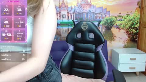 Snapshot of alyy_cute chatting on February 5, 8:25 pm Alyy online show from February 5, 8:25 pm