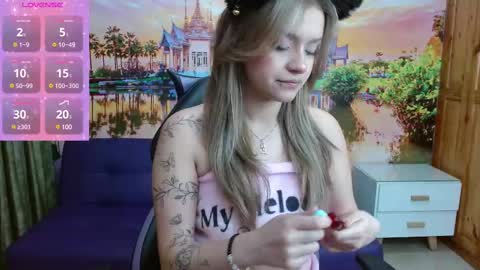 Snapshot of alyy_cute chatting on February 19, 2:22 pm Alyy online show from February 19, 2:22 pm