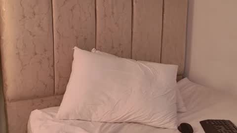 amaia_saenz_oa online show from March 4, 3:31 pm