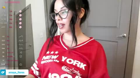 Snapshot of amaya_floress chatting on March 6, 8:52 am amaya_floress online show from March 6, 8:52 am