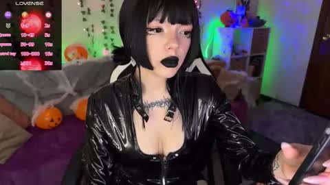 Amelia Aley  online show from October 25, 11:31 am