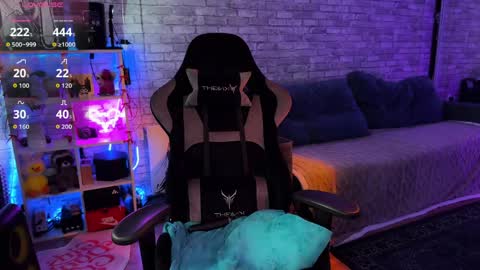 Amelia Aley  online show from April 22, 11:17 am