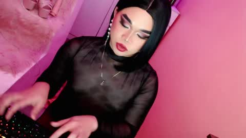 Queen Mireska online show from February 6, 2:15 pm