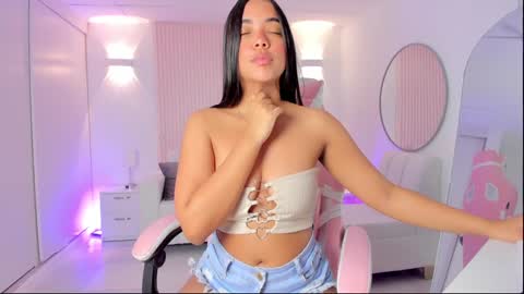 Snapshot of amy_medina_ chatting on January 16, 1:36 pm Emily online show from January 16, 1:36 pm