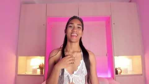 anaacollins_ online show from October 15, 12:06 pm