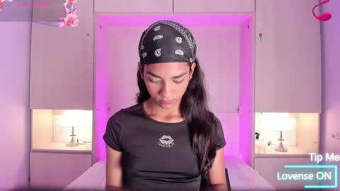 anaacollins_ online show from March 4, 12:24 pm