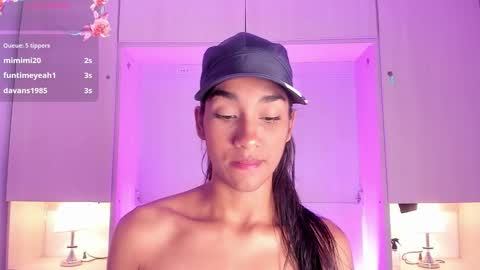 anaacollins_ online show from March 22, 11:47 am