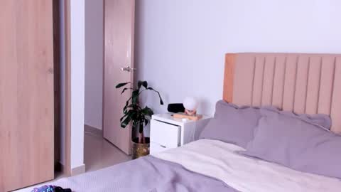 Ana Henao or Annie... Follow me ahenaocb Insta  X online show from September 30, 7:57 pm