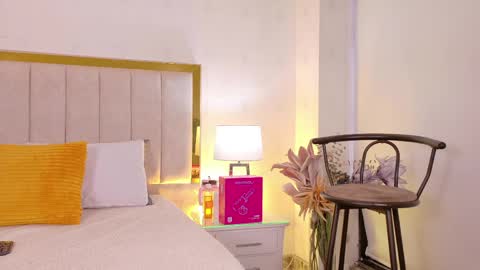 Mia online show from April 11, 12:09 pm