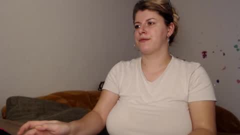 Anaysbigtits online show from December 8, 6:06 pm