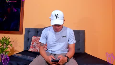 andre_stone22 online show from December 9, 1:29 am