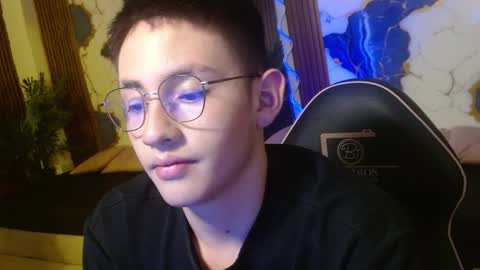 andres_tay online show from April 11, 6:40 am